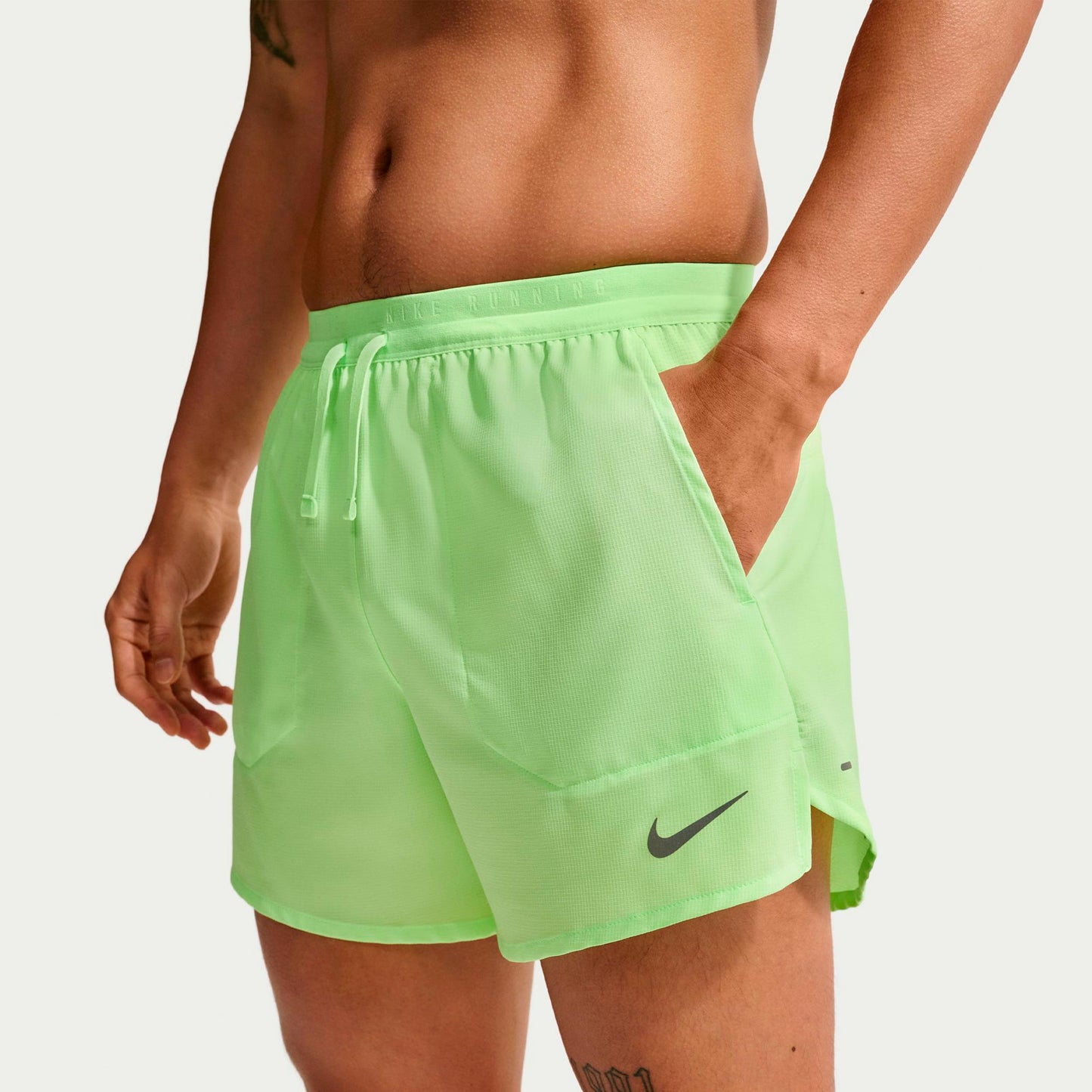 Nike STRIDE 5IN  Löparshorts Herrar - ljusgrön, silver